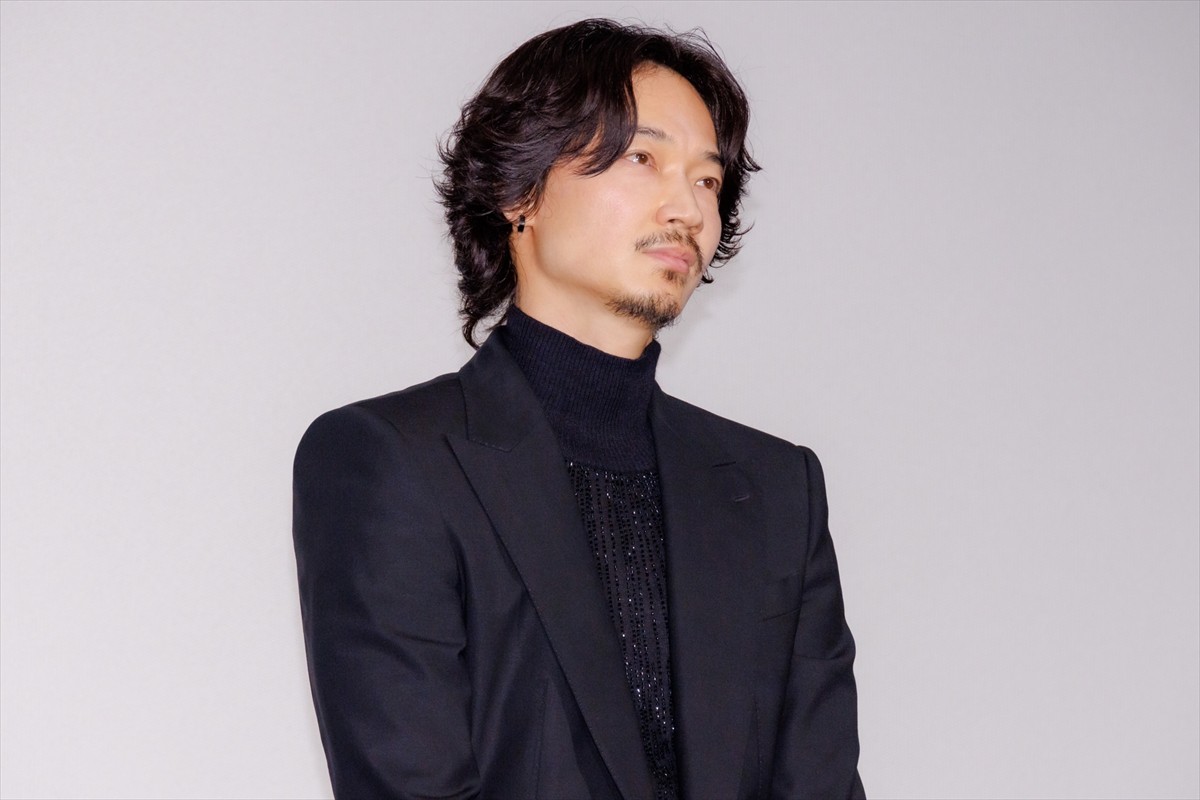 岡田准一、綾野剛は“覚悟を強いてくる役者”「本当に車をぶつけてくるかもしれない」