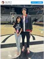 【写真】久慈暁子、夫・渡邊雄太選手のNBAシーズン終了を労い　コートで密着2ショに「身長差、やっぱ凄い」