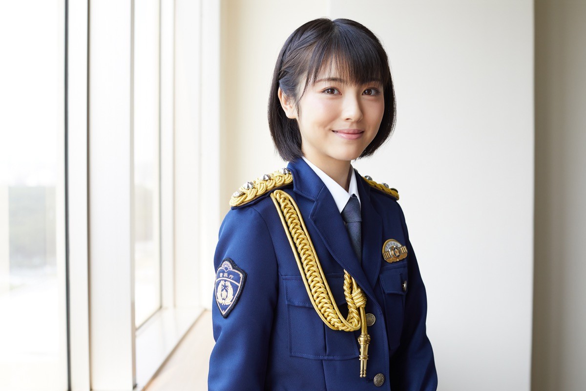 浜辺美波、橋本環奈、新井恵理那も　女性芸能人の“警察官”姿「逮捕されたい」「お似合い」