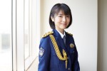 『ピュア！～一日アイドル署長の事件簿～』インタビューにて警察制服姿を披露した浜辺美波