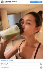 プロテインを飲む冨永愛　※「冨永愛」インスタグラム