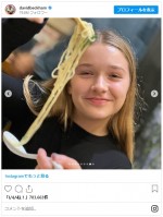 ハーパーちゃん、ラーメンににっこり　※「デヴィッド・ベッカム」インスタグラム