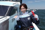 タチウオ釣りに挑戦した前田敦子　『前田敦子 やっぱり釣りが好き！』（釣りビジョンにて放送・配信）より