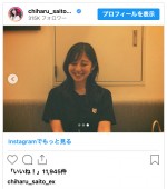 Tシャツ姿で笑顔を見せる斎藤ちはる　※「斎藤ちはる」インスタグラム