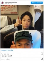 川原はおなじみの耳グッドポーズで2ショット　※「天竺鼠川原」インスタグラム