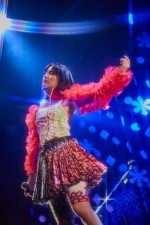 のん、ド派手衣装で舞うクリスマスライブの様子　※「のん」ブログ