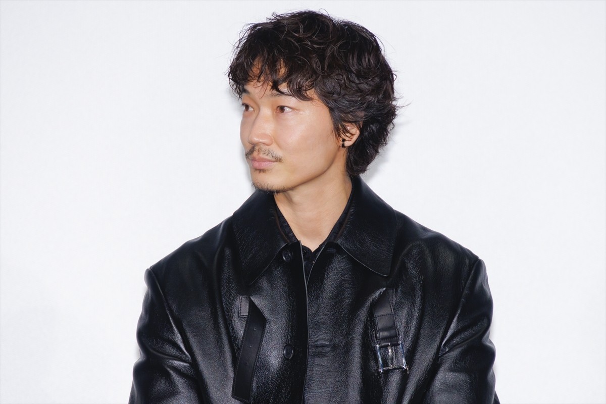 綾野剛、主演映画で歌うX JAPAN『紅』は「全面裏声で歌っています」