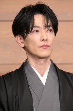 佐藤健、『義母と娘のブルースFINAL 2024年謹賀新年スペシャル』制作発表会見に登場