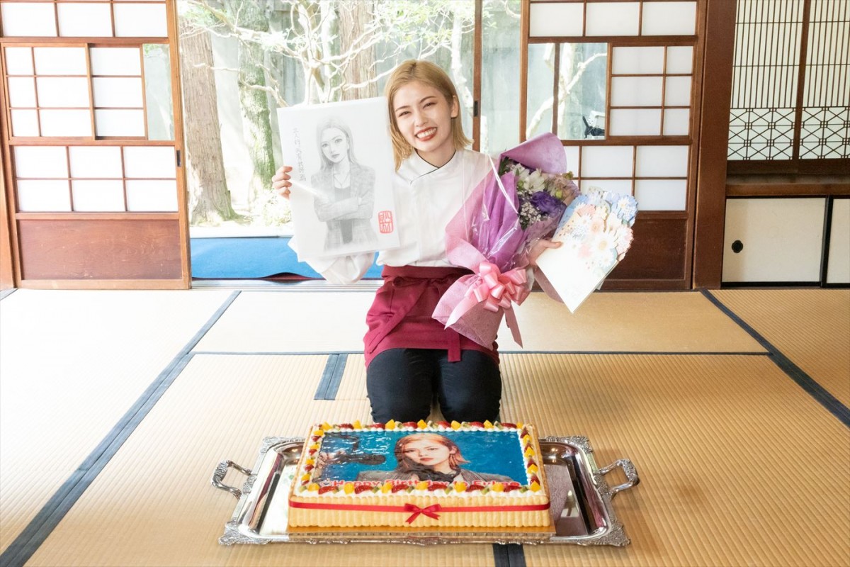 小芝風花、26歳の誕生日を金髪姿の片寄涼太らがお祝い　嬉しい驚きに「泣いちゃう！」