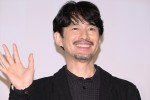 竹野内豊、映画『探偵マリコの生涯で一番悲惨な日』完成披露舞台挨拶に登場