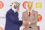 7代目タイガーマスクプロジェクト 記者発表会に出席した（左から）佐山聡、武尊