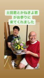 上島竜兵さんの墓参りに訪れた土田晃之とかねきよ勝則　※「広川ひかる」ブログ