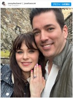 ズーイー・デシャネル、ジョナサン・スコットとのツーショットで婚約指輪を披露　※「ズーイー・デシャネル」インスタグラム