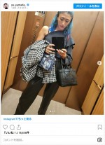 髪をブルーに染めた山田優 ※「山田優」インスタグラム