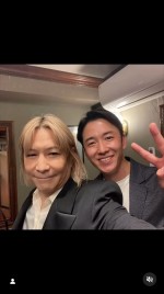 小室哲哉、母校の後輩たちとの写真が豪華すぎる　※「小室哲哉」インスタグラム