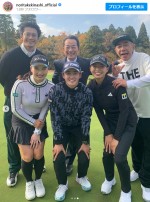 木梨憲武、女子プロゴルフの岩井明愛・千怜姉妹との3ショット　※「木梨憲武（とんねるず）」インスタグラム