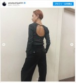 土屋アンナ、美背中あらわな衣装ショットを公開 ※「土屋アンナ」インスタグラム