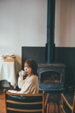 暖炉の前でコーヒーを。リラックスした表情　秋元真夏 卒業記念写真集『振り返れば、乃木坂』セブンネット限定版裏表紙