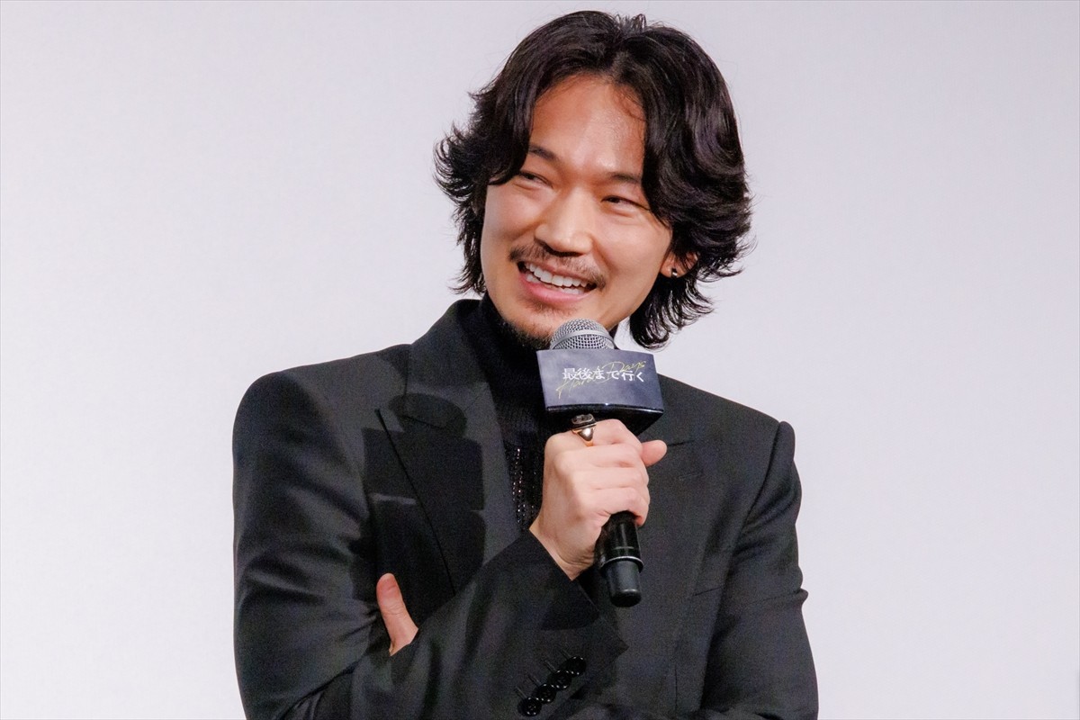 岡田准一、綾野剛は“覚悟を強いてくる役者”「本当に車をぶつけてくるかもしれない」