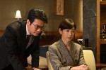 『連続ドラマW フィクサー』Season2場面写真　拳一（唐沢寿明）のささやきに弁護士の菜穂子（鈴木保奈美）は無謀な闘いに立ち向かう