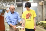 『24時間テレビ46』スペシャルドラマ「虹色のチョーク　知的障がい者と歩んだ町工場のキセキ」道枝駿佑、原作のモデルとなった日本理化学工業の工場を訪れる