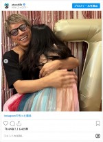 田村淳の胸に長女がダイブ　※「田村淳（ロンドンブーツ1号2号）」インスタグラム