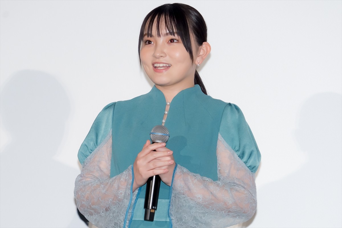 仲里依紗、カラフルなドレスで登場　寺田心「今日もすごくおきれい」