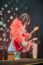 のん、ド派手衣装で舞うクリスマスライブの様子　※「のん」ブログ