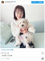 三田友梨佳アナの愛犬・ぱるむちゃんを抱っこする内田嶺衣奈アナ ※「三田友梨佳アナウンサー」インスタグラム