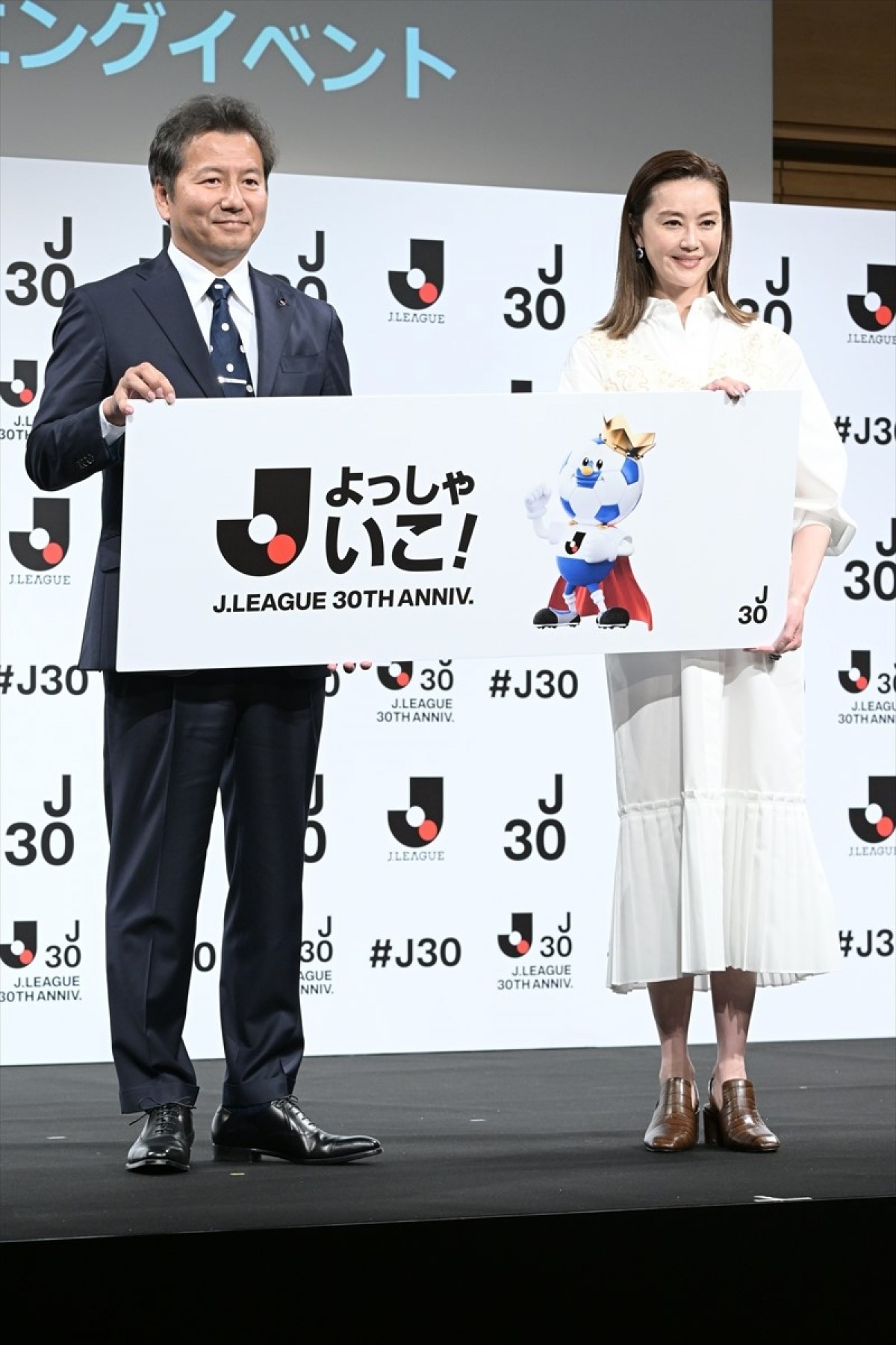 観月ありさ、後輩・朝日奈央の代役で急遽イベント登場もJリーグとの縁明かし拍手喝采