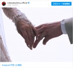 中島美嘉、ギタリスト・馬谷勇と再婚を報告した手つなぎショット　※「中島美嘉」インスタグラム