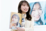 卒業記念写真集『振り返れば、乃木坂』刊行記念囲み取材に出席した秋元真夏