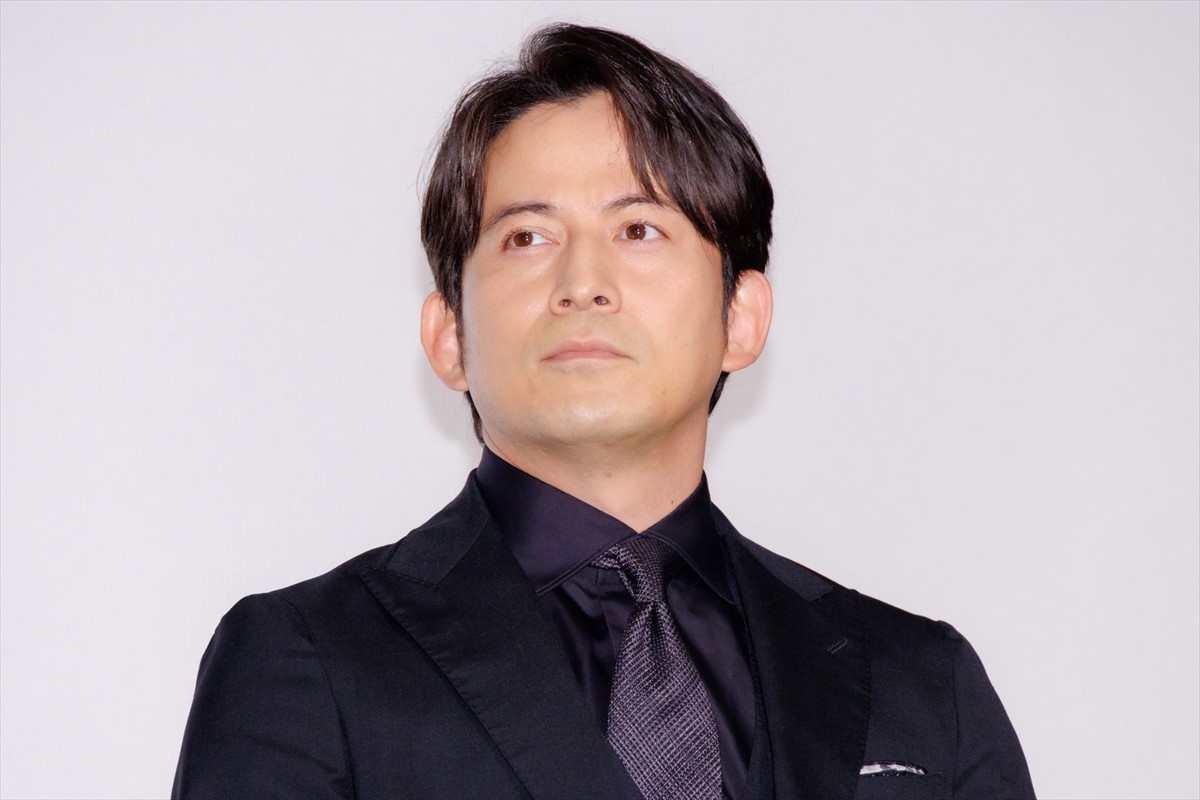 岡田准一、綾野剛は“覚悟を強いてくる役者”「本当に車をぶつけてくるかもしれない」