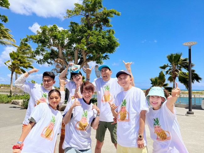 『有吉の夏休み2023 密着77時間in Hawaii』（前列左から）みちょぱ（池田美優）、深澤辰哉（Snow Man）、有吉弘行、フワちゃん（後列左から）ビビる大木、吉村崇（平成ノブシコブシ）、田中卓志（アンガールズ）