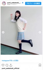 若月佑美、制服姿のドラマ『何曜日に生まれたの』オフショット　※「若月佑美」インスタグラム