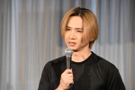 囲み取材に応じた堂本光一