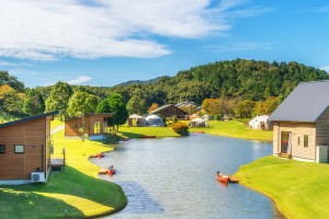 滋賀の大型グランピング施設、宿泊予約開始へ！　西日本絶景4選に選ばれた癒やし空間