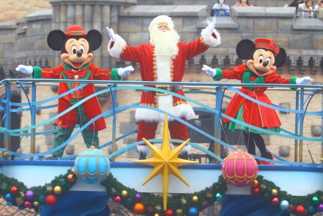 東京ディズニーシーにクリスマスがやってきた！　サンタ登場＆4年ぶりに15mのツリー復活