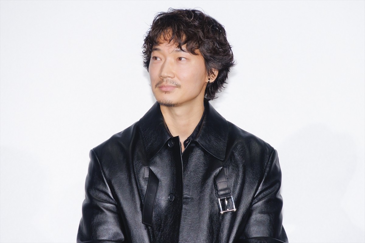 綾野剛、主演映画で歌うX JAPAN『紅』は「全面裏声で歌っています」