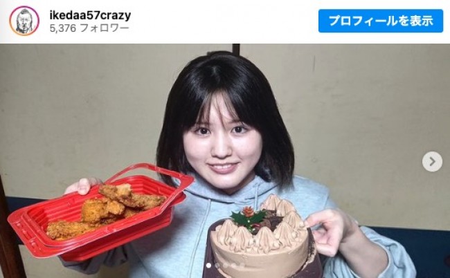 クリスマスにチキンとケーキで笑顔の池田レイラ　※「池田57CRAZY」インスタグラム