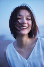 【写真】祝・芳根京子26歳の誕生日！　デビュー10周年記念に6年ぶりの写真集発売