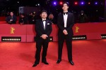 第73回ベルリン国際映画祭のレッドカーペットに登場した（左から）、映画『＃マンホール』熊切和嘉監督、主演・中島裕翔