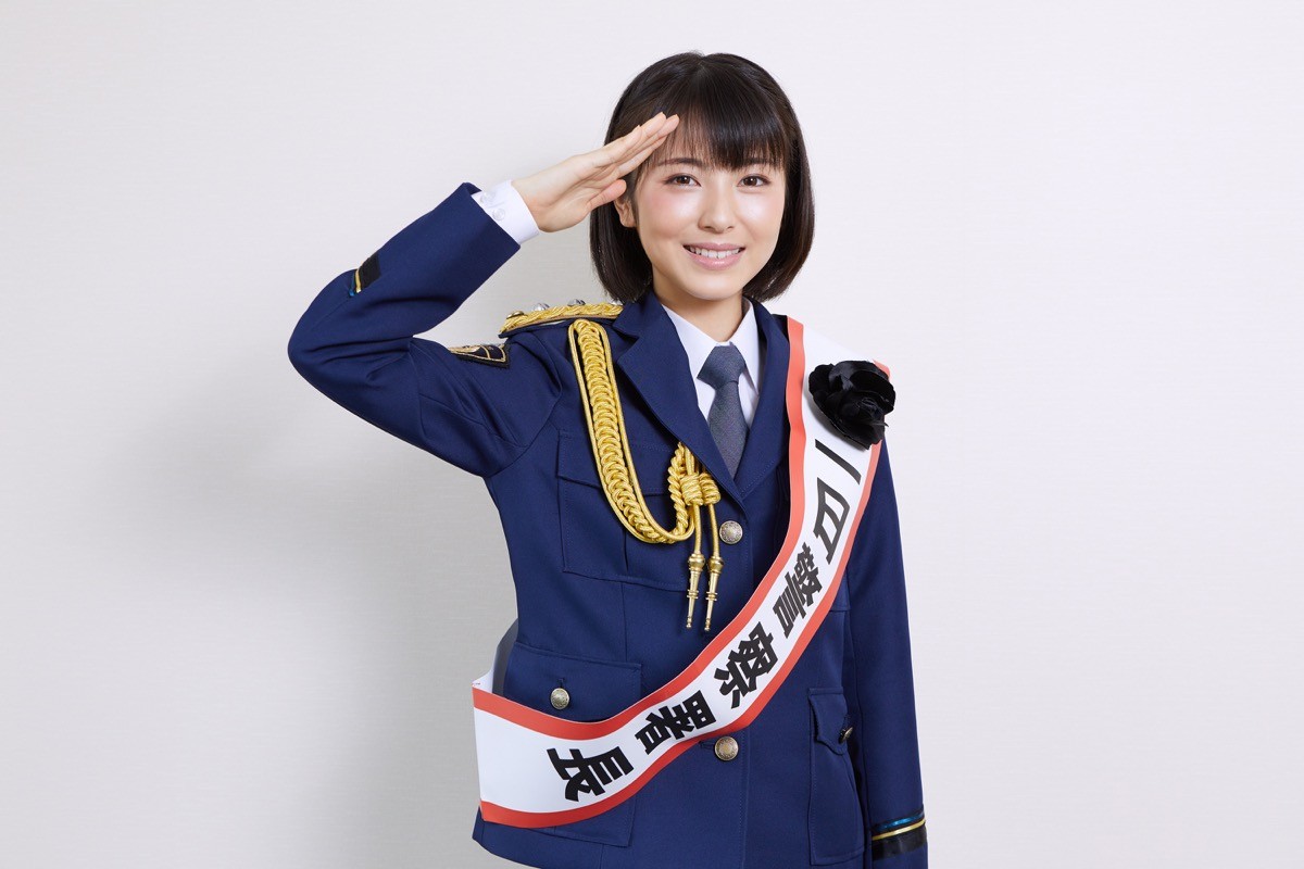 浜辺美波、橋本環奈、新井恵理那も　女性芸能人の“警察官”姿「逮捕されたい」「お似合い」