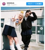 【写真】エルフ、“女子校の休み時間”風の着崩した制服姿に反響「こういうギャルいた！」