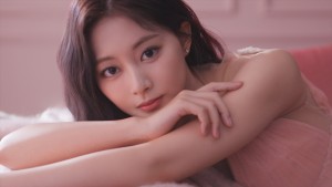 TWICE ツウィ、新CMで“オトナの色気”を披露！　ピンク色のワンピース姿で