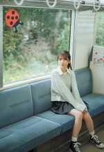 【写真】乃木坂46・菅原咲月、スラリ美脚の“初夏の電車旅”ショット