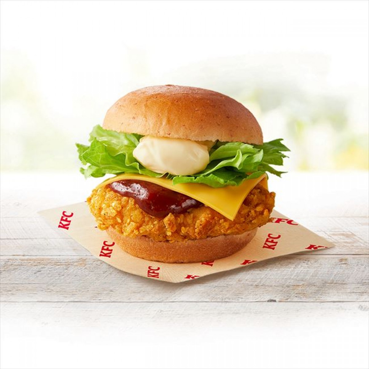 ケンタッキー“辛旨”仕立てのバーガー登場！　大迫力「コク旨オニオンBBQチキンバーガー」も