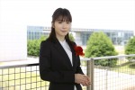 【写真】教師役の松岡茉優、クランクイン！　“生徒の誰か”に突き落とされるシーンを熱演