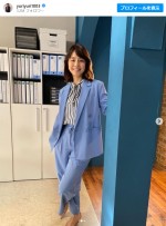 【写真】石田ゆり子、スタイリッシュなパンツスタイル“社長感”あふれる『転職の魔王様』オフショット