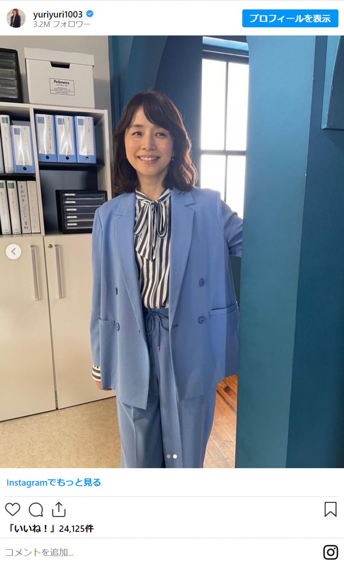 石田ゆり子、スタイリッシュなパンツスタイル“社長感”あふれる『転職の魔王様』オフショット